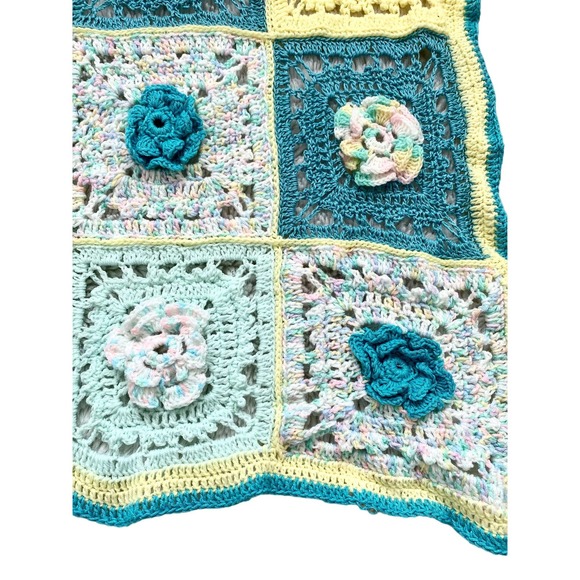 Vintage crocheted baby blanket, granny square with flowers - Picture 3 of 6